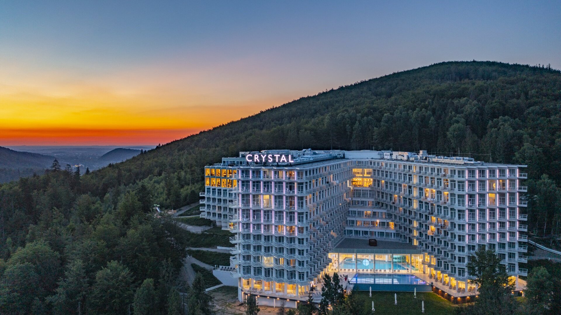 Crystal Mountain w Wiśle o zachodzie słońca, nowoczesny kompleks apartamentowo-hotelowy położony wśród gór i lasów